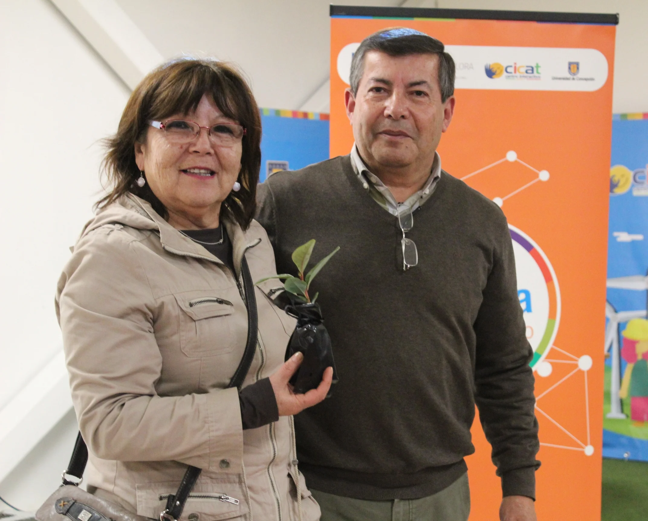 Dr. Peña acompañado de una de las profesoras de Red Territorial