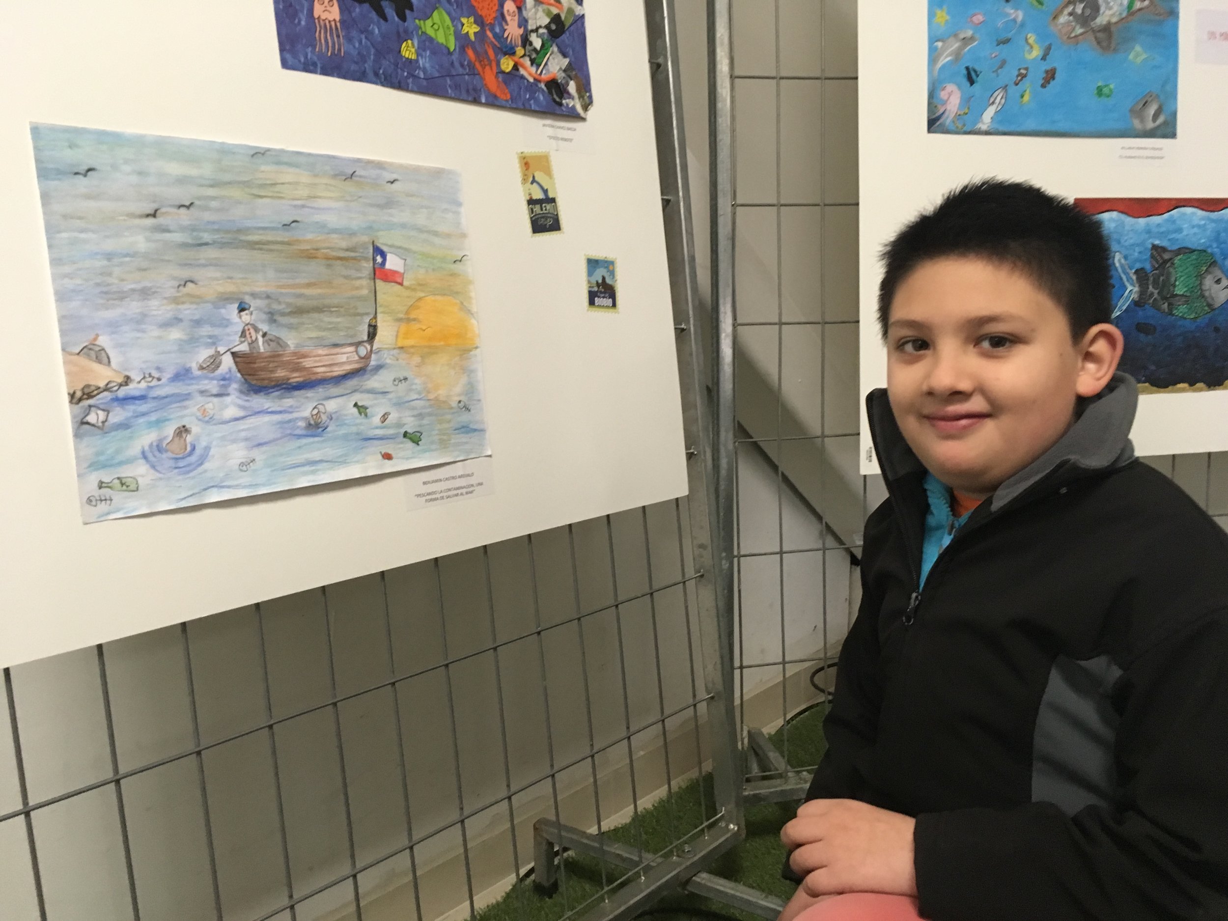 Benjamín Castro, y su obra "Pescando la contaminación, una forma de salvar el mar".